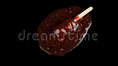 红小豆冰棒在黑背景时间推移上的逆转